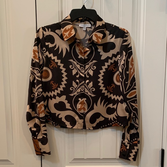 Maison D’Amelie Tops - Elegant Crop Patterned Blouse in Black and Brown